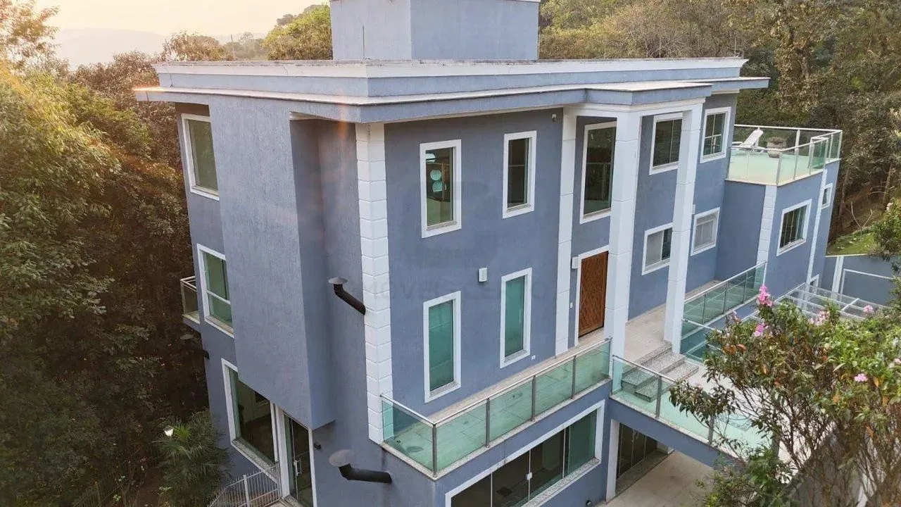 Casa Imponente com 3 Suítes e Closet e piscina no condomio Alpes da Cantareira