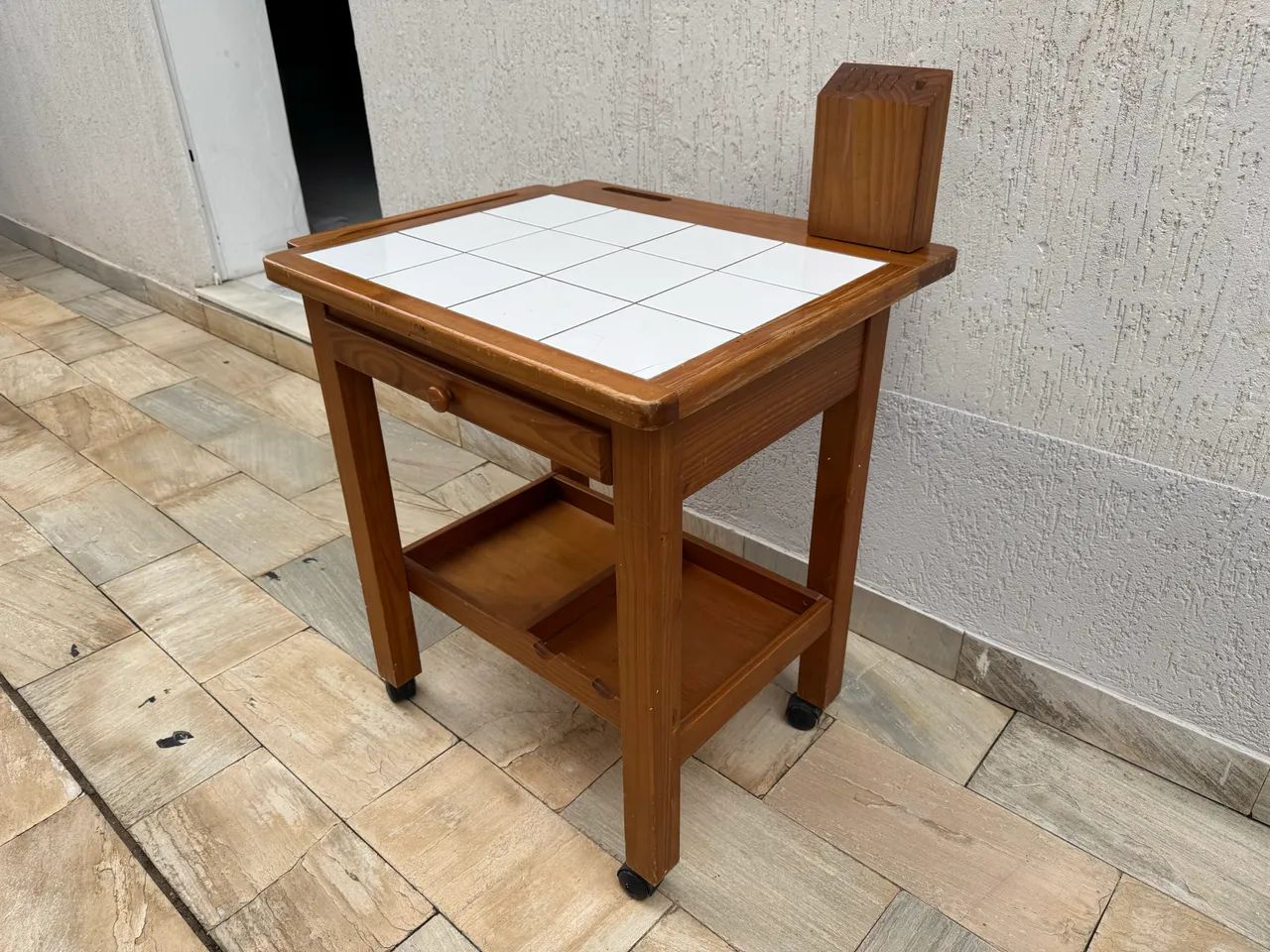 Mesa apoio com rodinha para espaço gourmet.64962147274371124