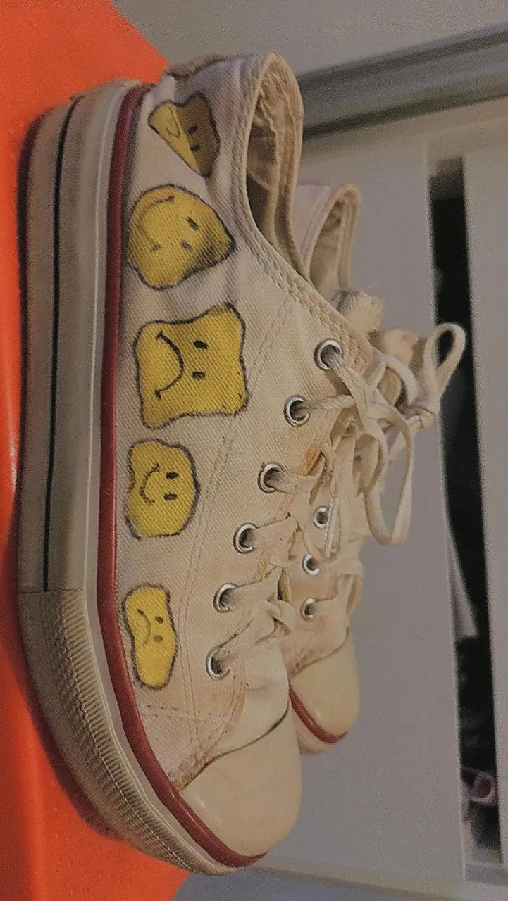 Tênis Converse com carinha feliz