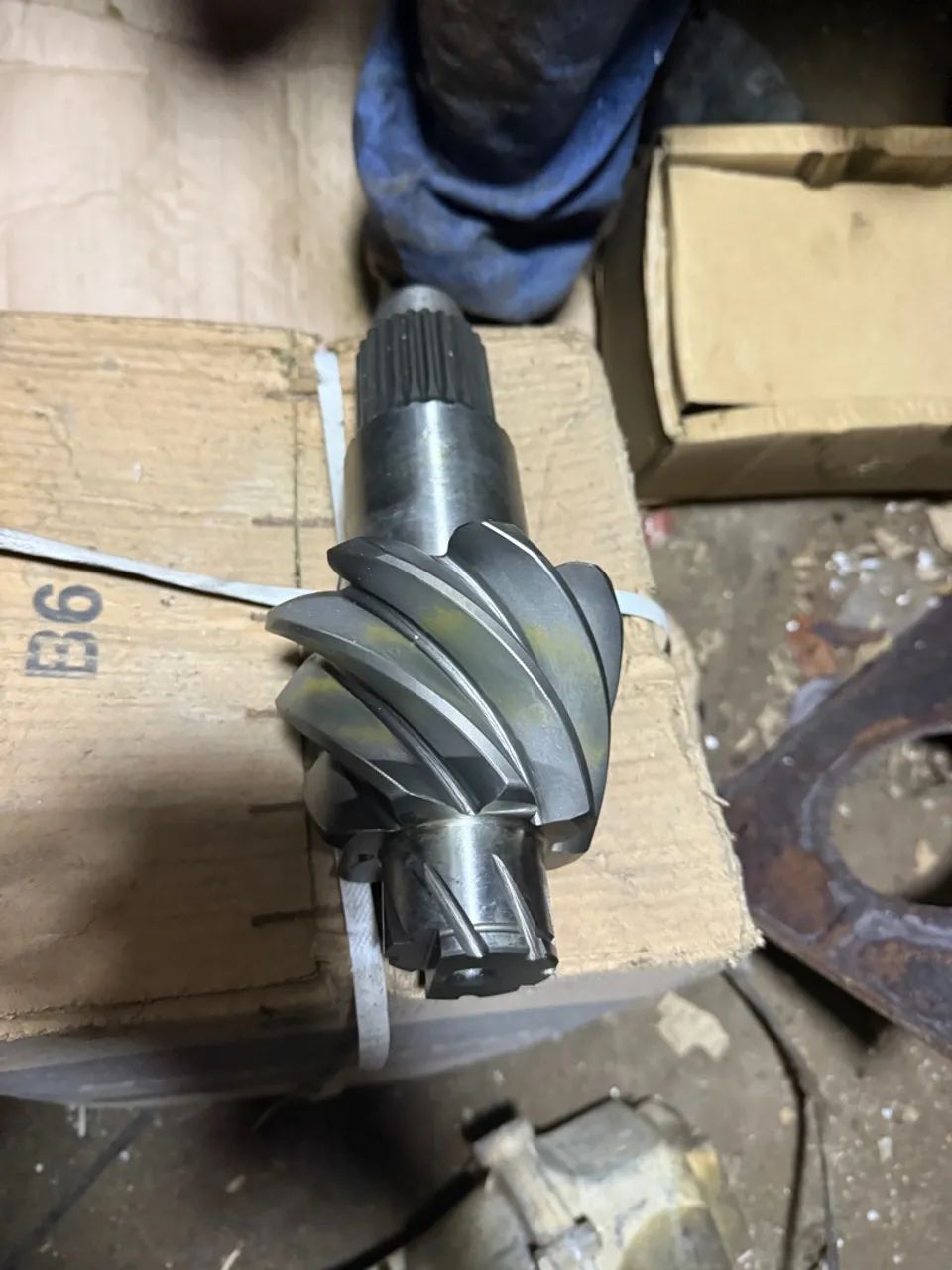 Coroa, peão e caixa satélite com nota fiscal