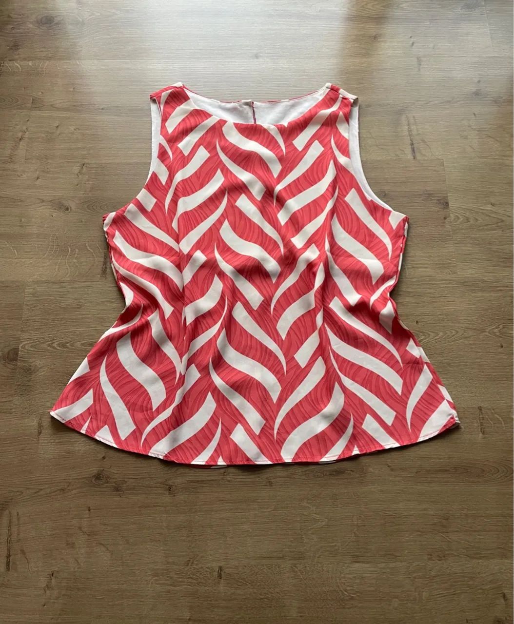 Blusa feminina tam P estampa branco e vermelho - Foto 2