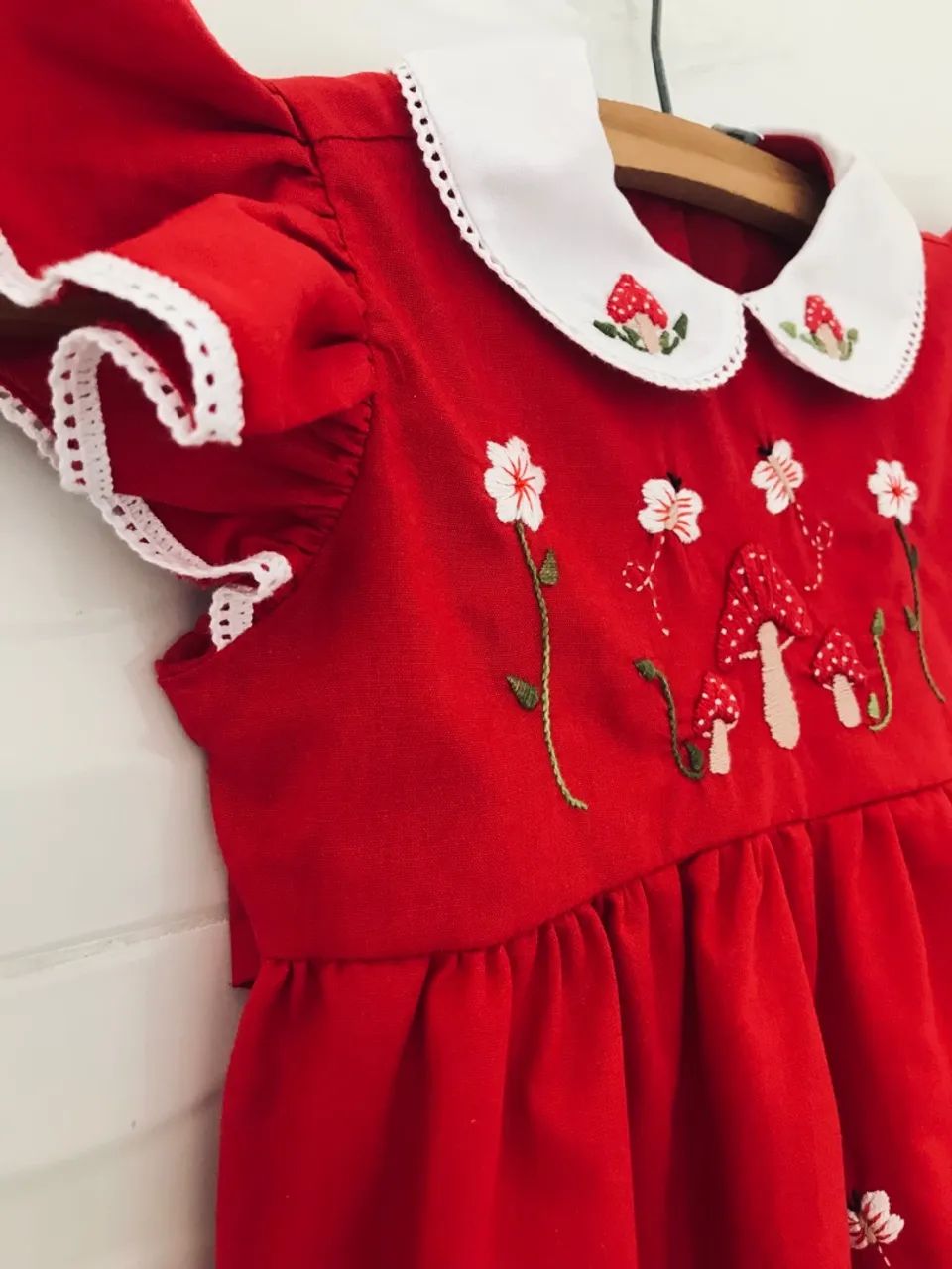 Vestido vermelho com bordado de cogumelos - Foto 2