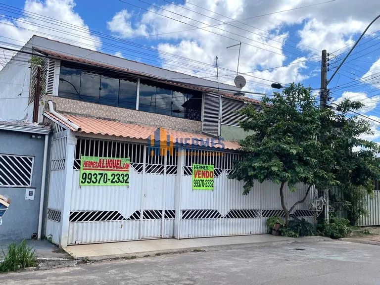 Sobrado com duas unidades, cada uma com 02 quartos, sendo 1 suíte, para Venda na quadra 30