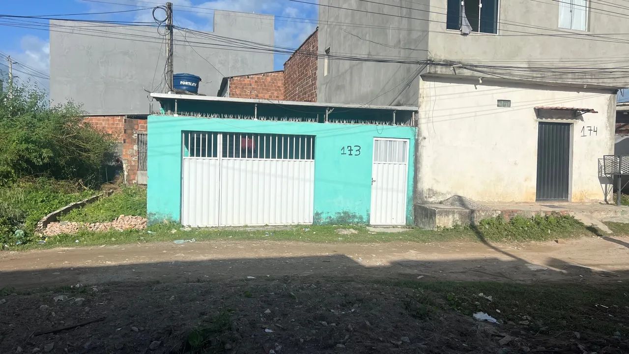 Vendes casa com dois dormitórios banheiro sala é garagem 