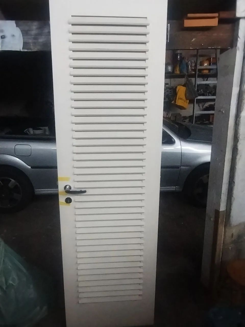 Porta de madeira branca com veneziana - Foto 3
