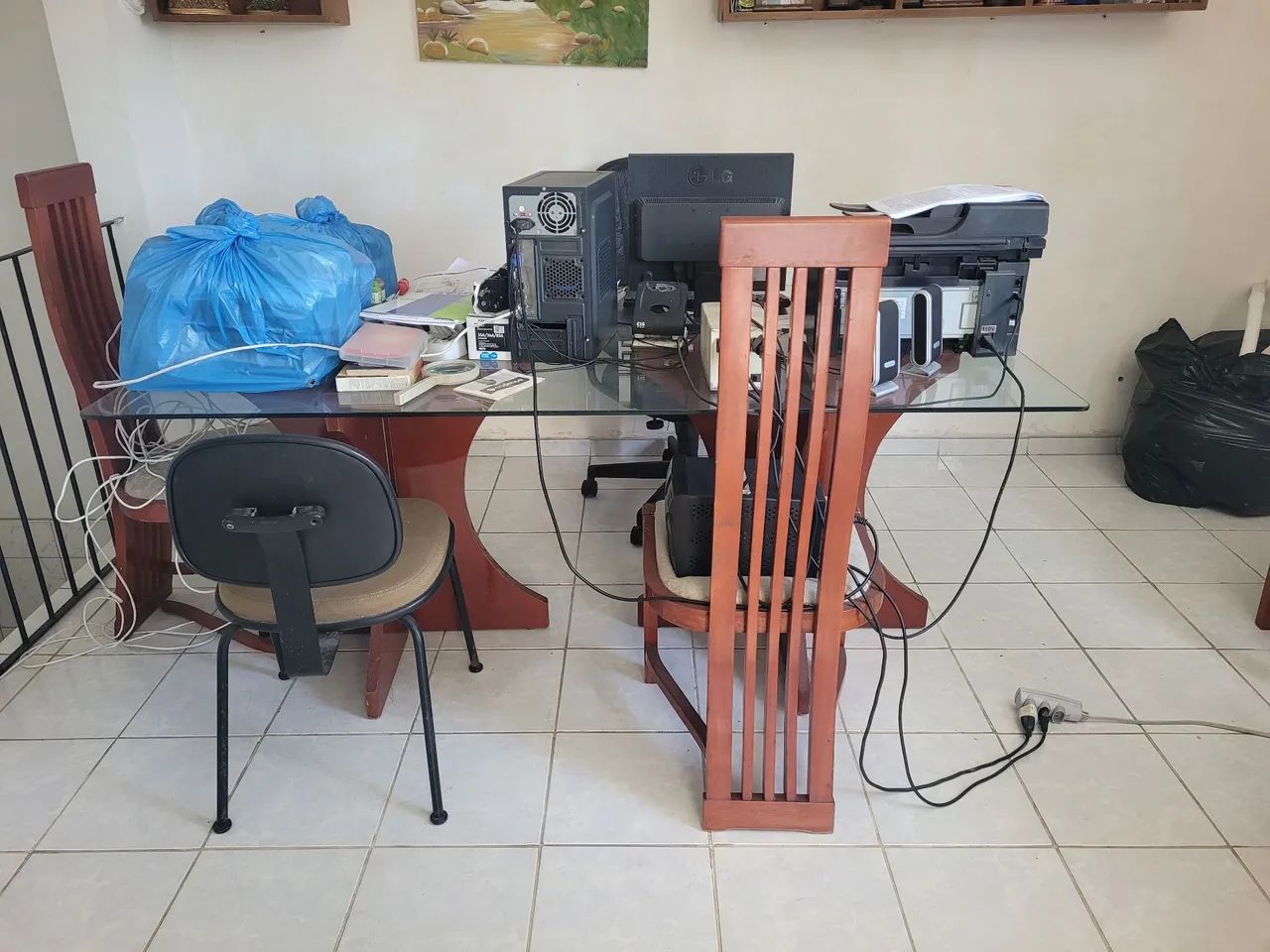 Vende-se mesa madeira tampo de vidro,com 4 cadeiras, e Bifê R$ 1.300,00. - Foto 2