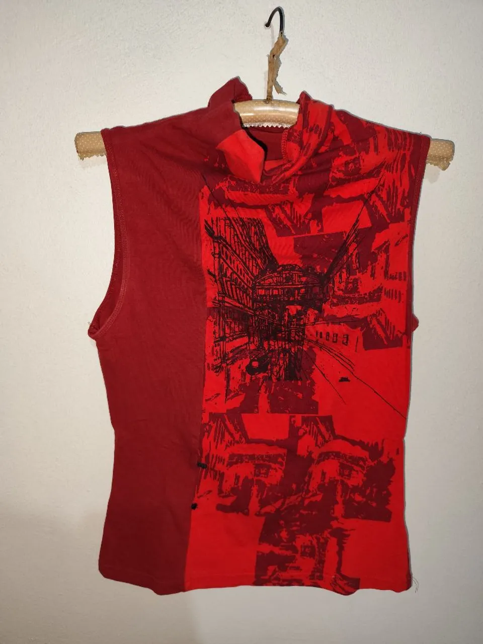Blusa vermelha com estampa artística