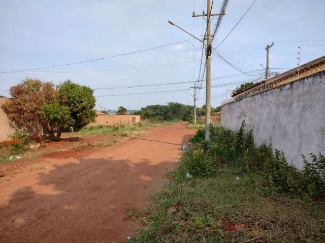 Terreno no Jardim Nova Jerusalém com 200m² em Avenida, Murado e Nivelado. Aceita Veículo