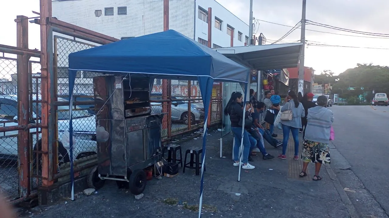 SOMENTE HOJE!!!! Tenda 2x2, usada apenas 3x. Em perfeito estado!