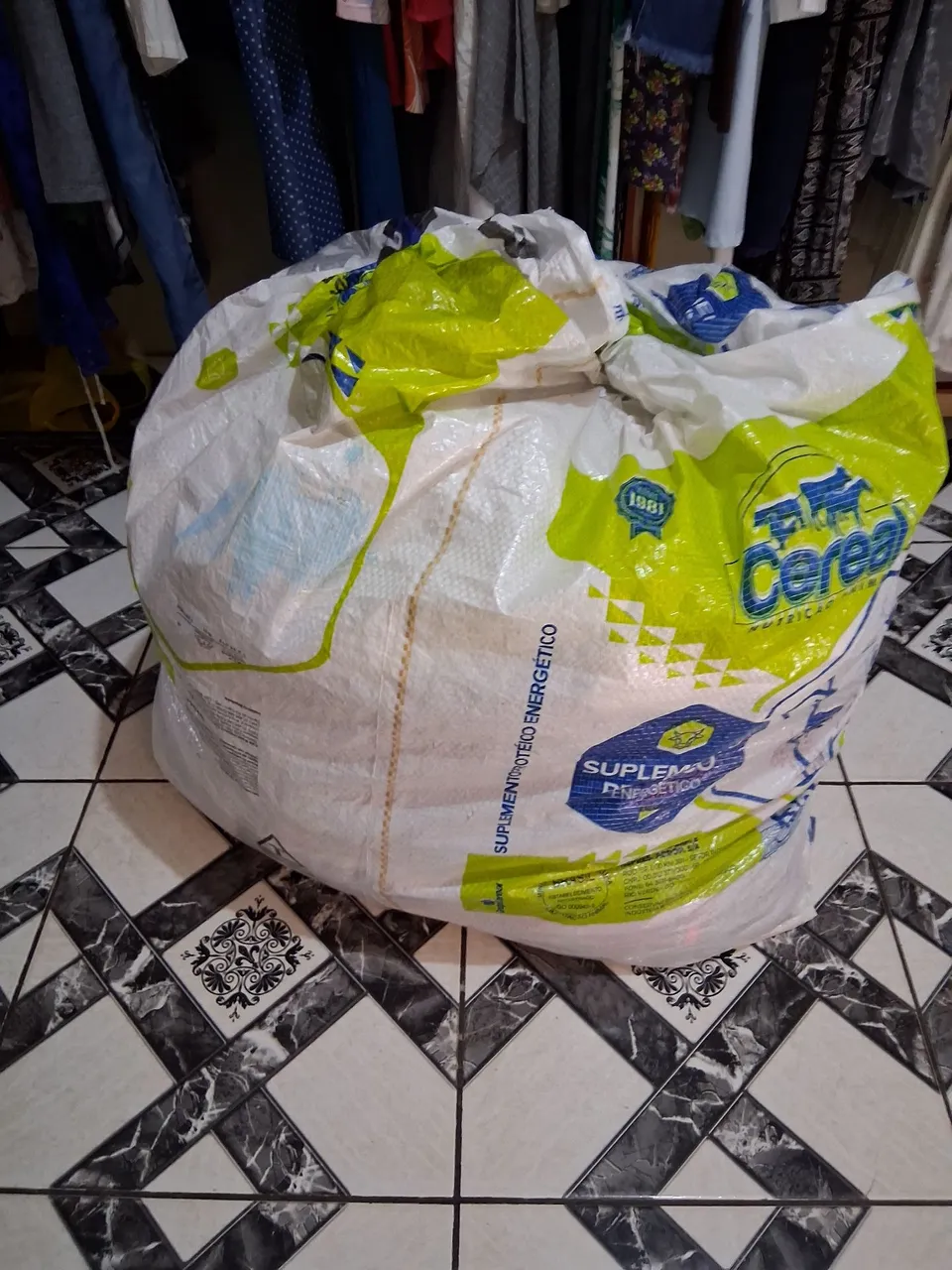 Fardo com roupas em excelente estado, com 205 peças para brechó