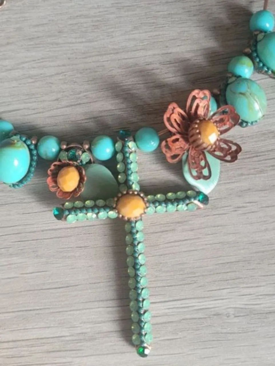 Colar turquesa pedraria crucifixo e flor - Foto 3