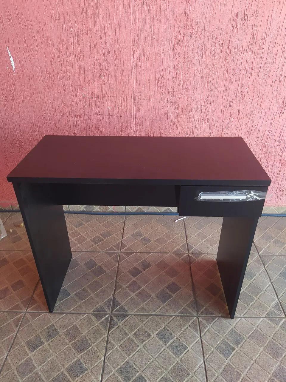 Escrivaninha preta com gaveta