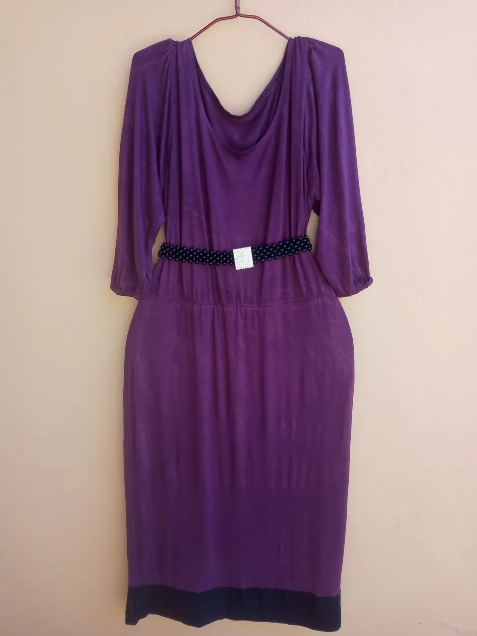 Vestido roxo elegante com cinto