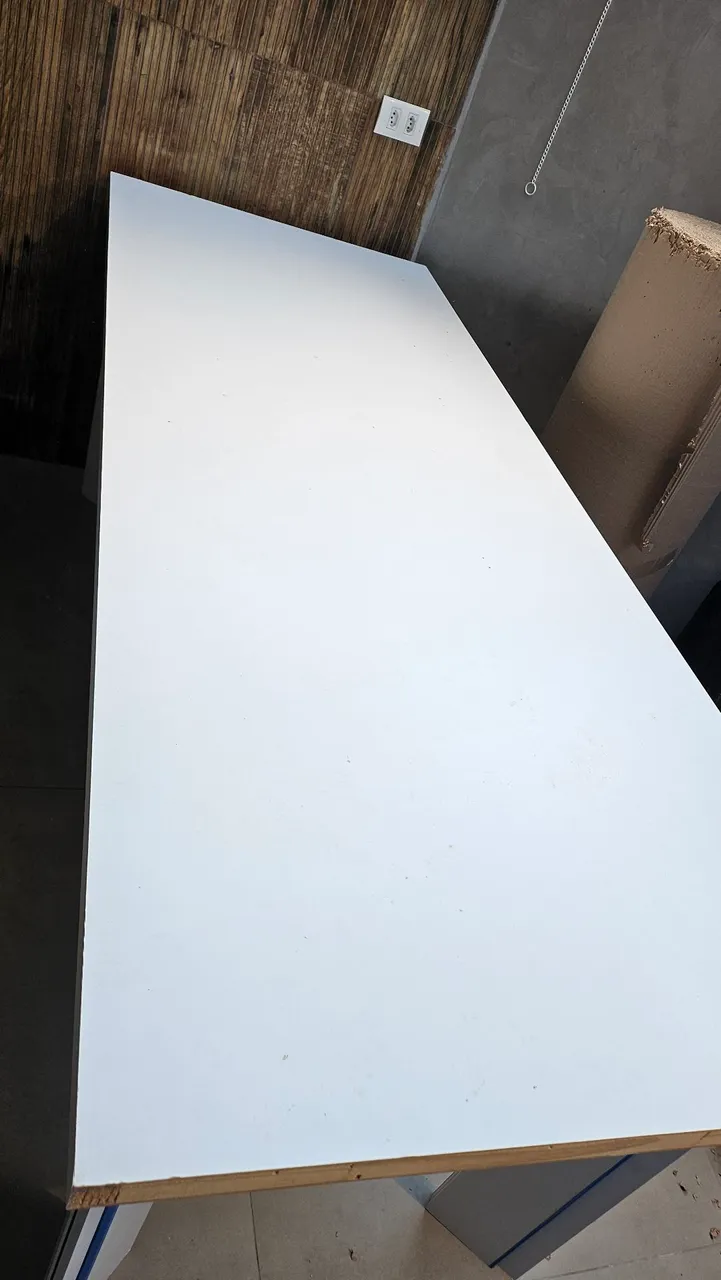 Mesa branca para diversos ambientes