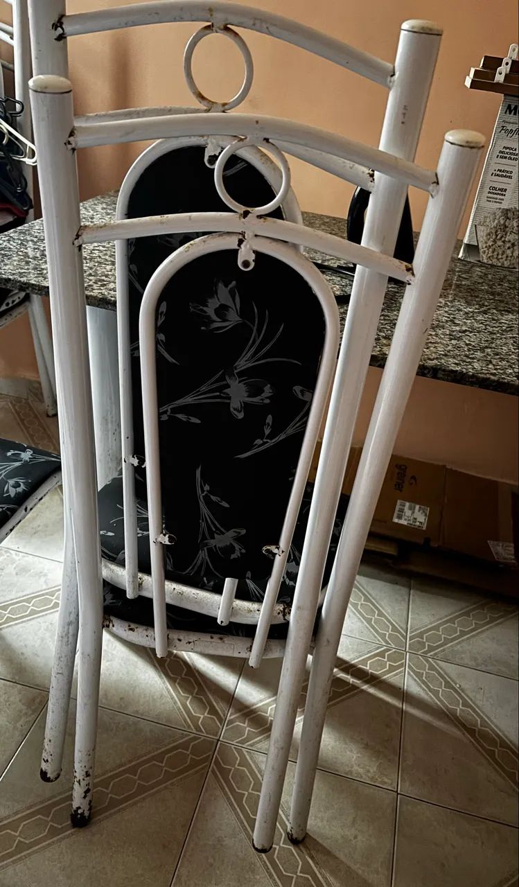 Vendo conjunto de mesa com 4 cadeiras. 64308570476162122