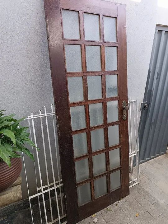 Kit com 2 janelas coloniais de madeira e uma porta de madeira.