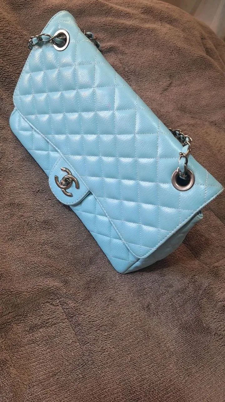 Bolsa da Chanel cor azul com alca trabalhada com corrente  - Foto 4