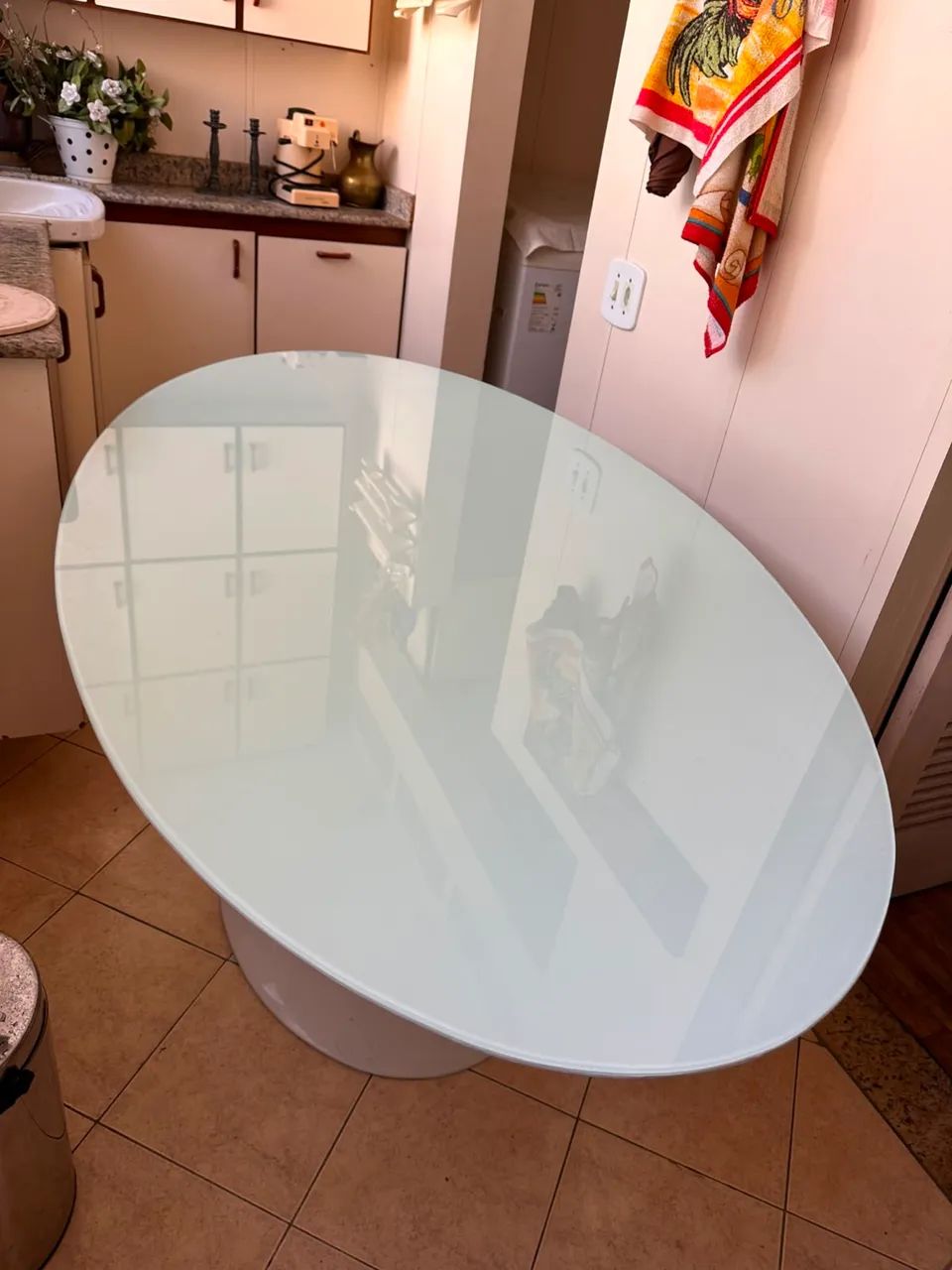 Mesa de jantar oval branca