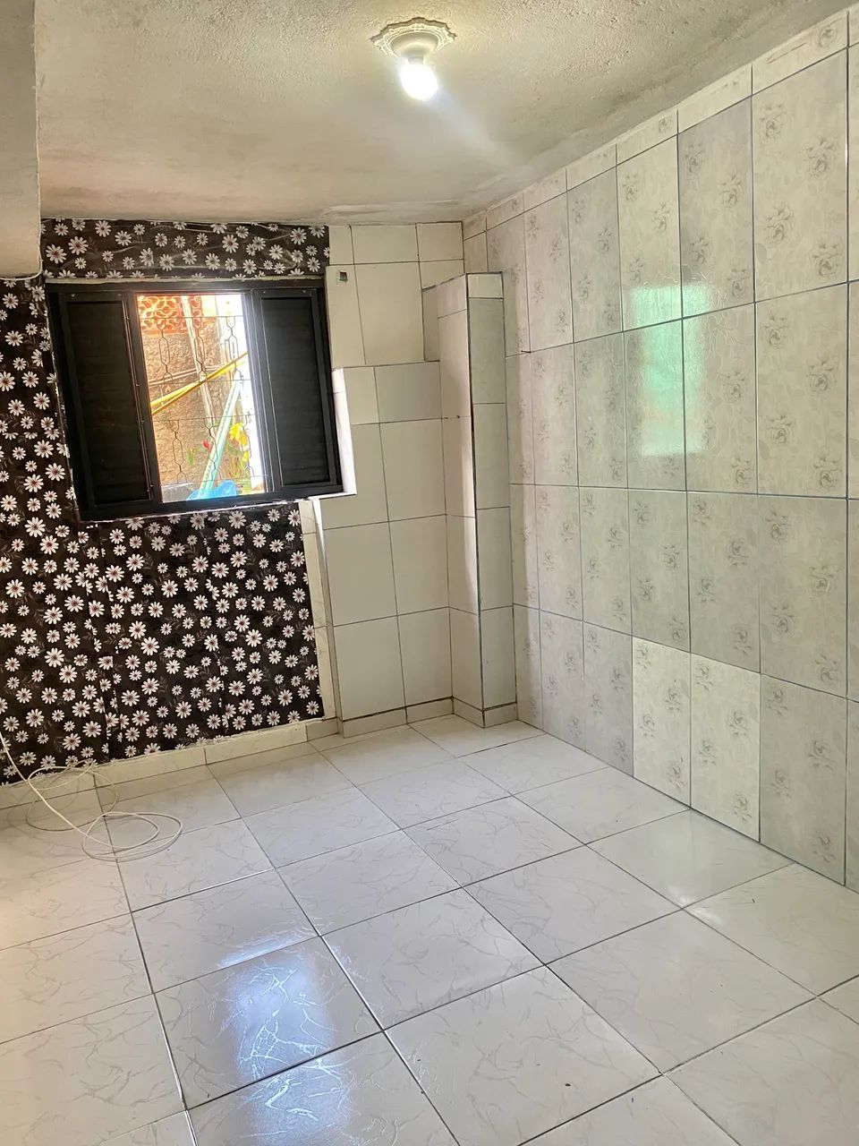 ALUGA-SE QUARTO E COZINHA 