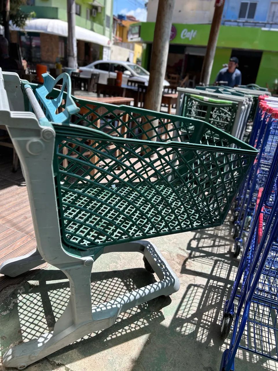 CARRINHO DE MERCADO PLÁSTICO RESISTENTE  