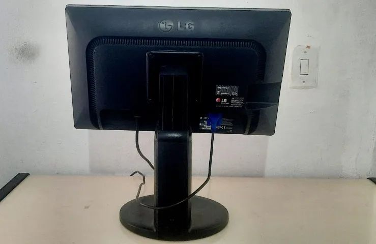 Monitor LG 20 Polegadas LED E2011 - Ideal p/ Trabalho e Estudos - Foto 4