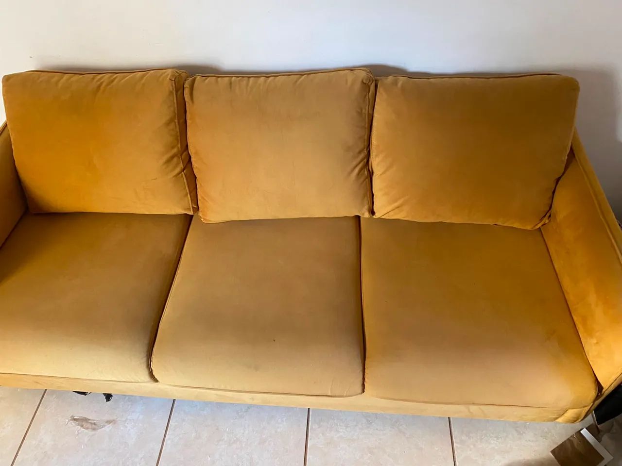 Sofá 3 Lugares Mostarda Amarelo - Confortável e Espaçoso - Foto 3