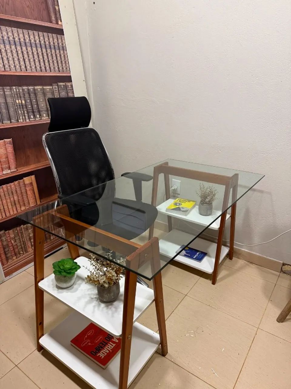 Mesa escritório com tampo vidro da tok stok
