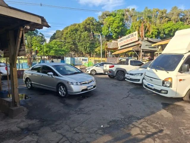 tradicional lava rapido com estacionamento e lanchonete