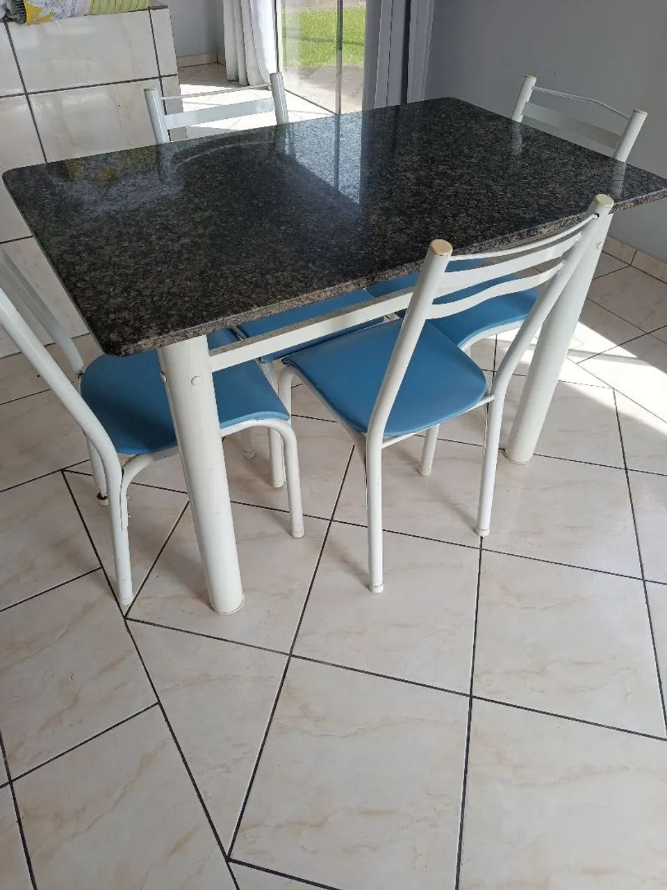 Mesa com 04 Cadeiras  - Foto 2