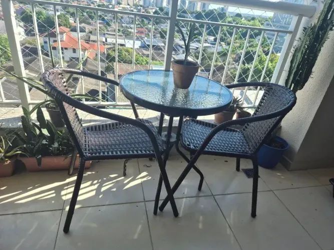 Mesa de vidro com 2 cadeiras