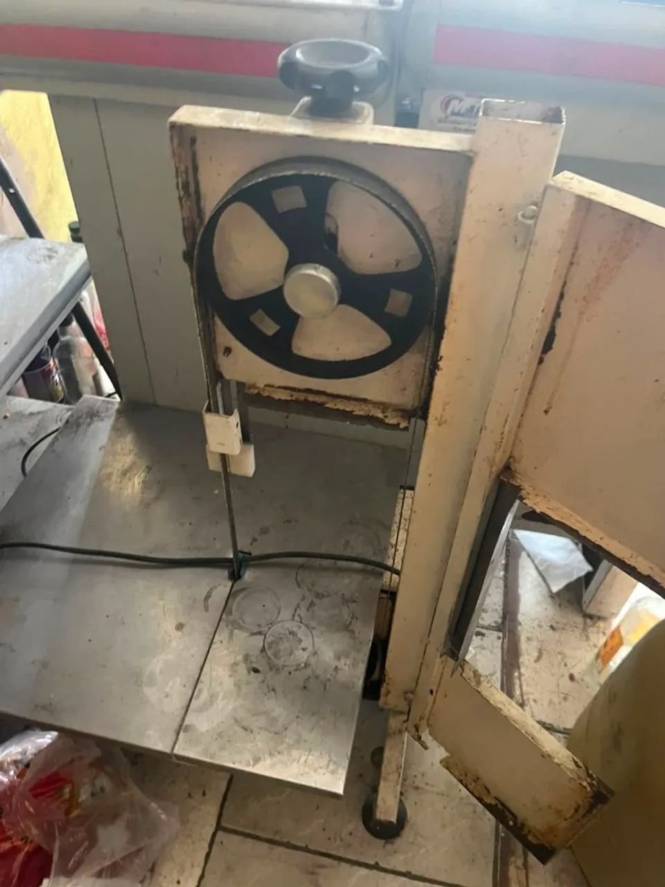 Vende-se máquina de serrar carnes  - Foto 4