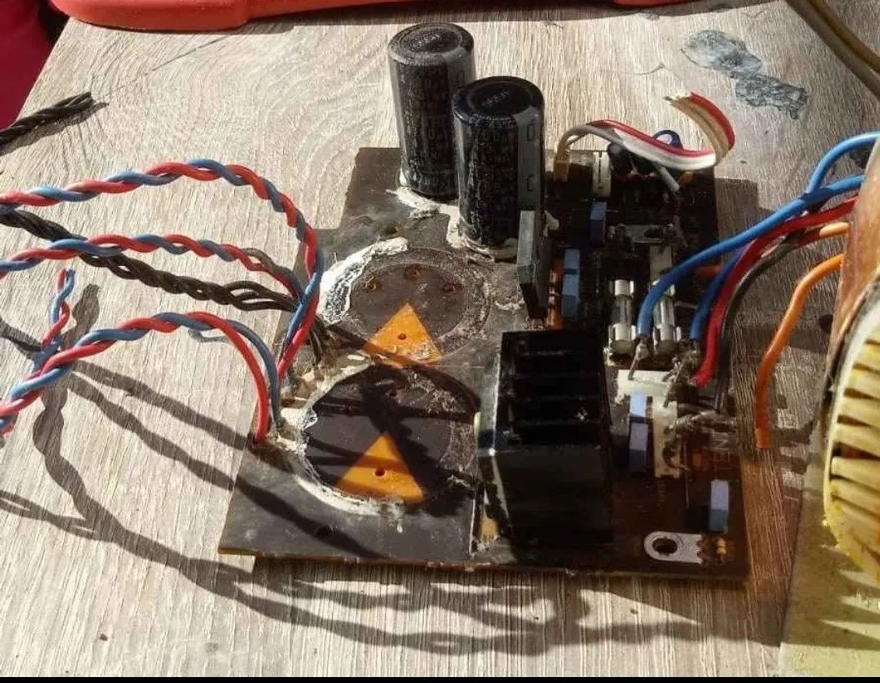 Placa  com capacitores 27000 63w e ponte retificadora JVC XR554, funcionando 