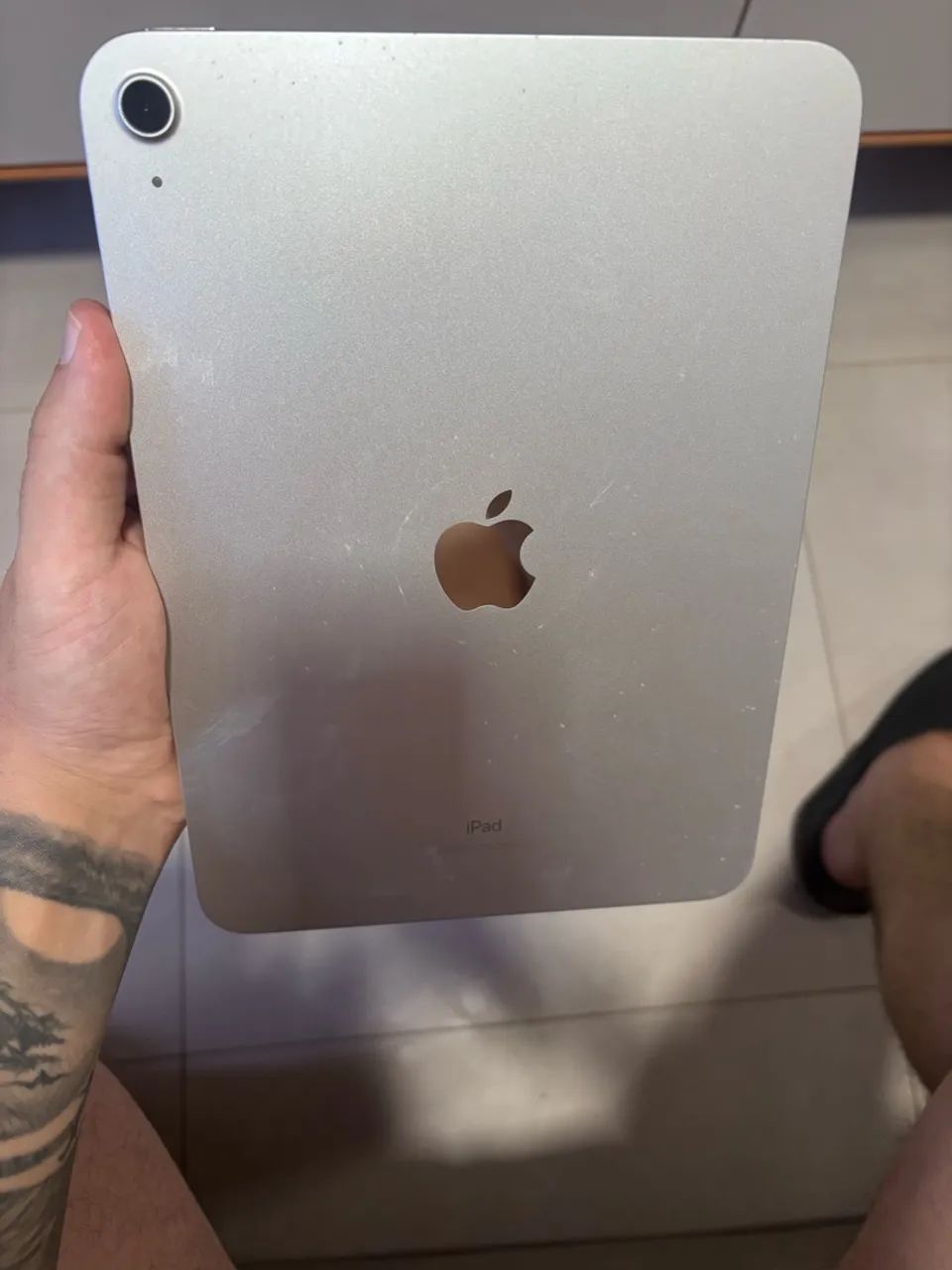 iPad 10 geração - 64 gb - prata  - Foto 2