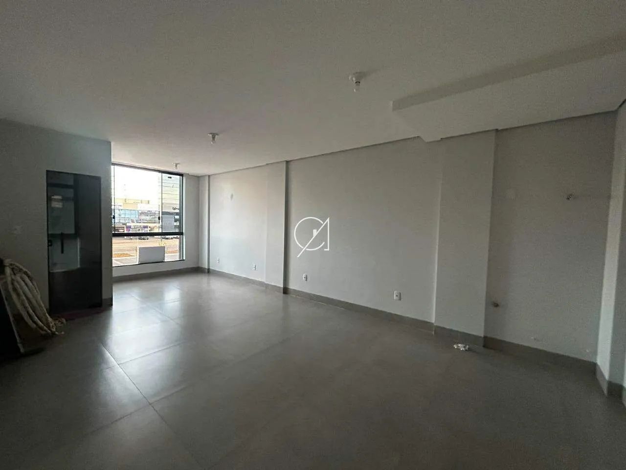 ALUGA-SE SALA COMERCIAL NA 205 SUL