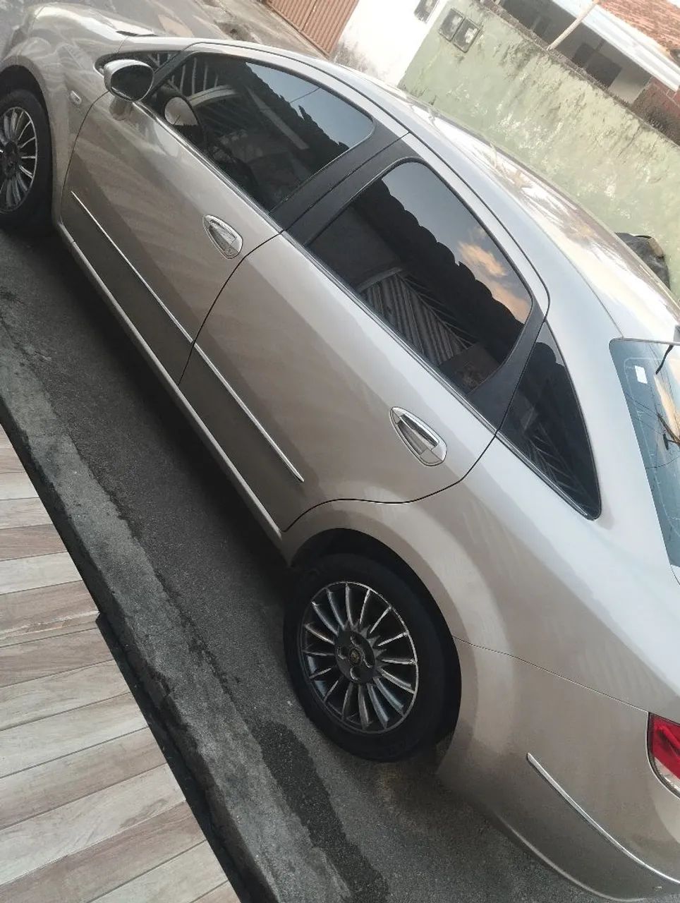 Fiat Linea Essence Dualogic 1.8 Flex 16V 4P 2013 - Foto 3