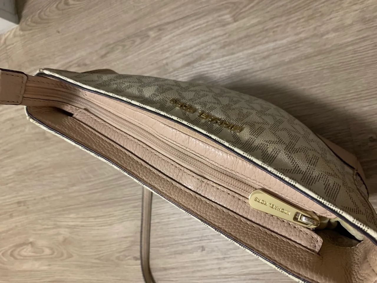 Bolsa Michael Kors branca e rosê - Foto 5