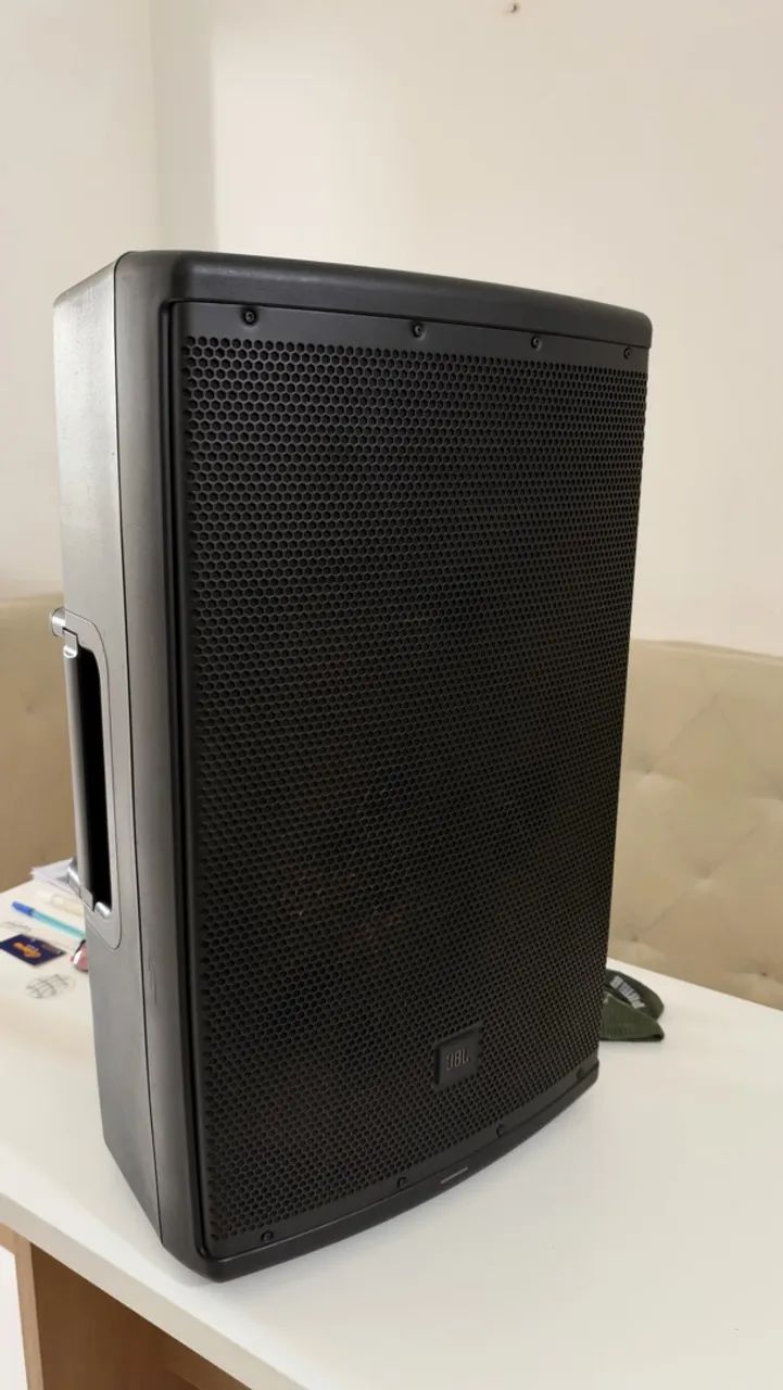Caixa de som JBL 715