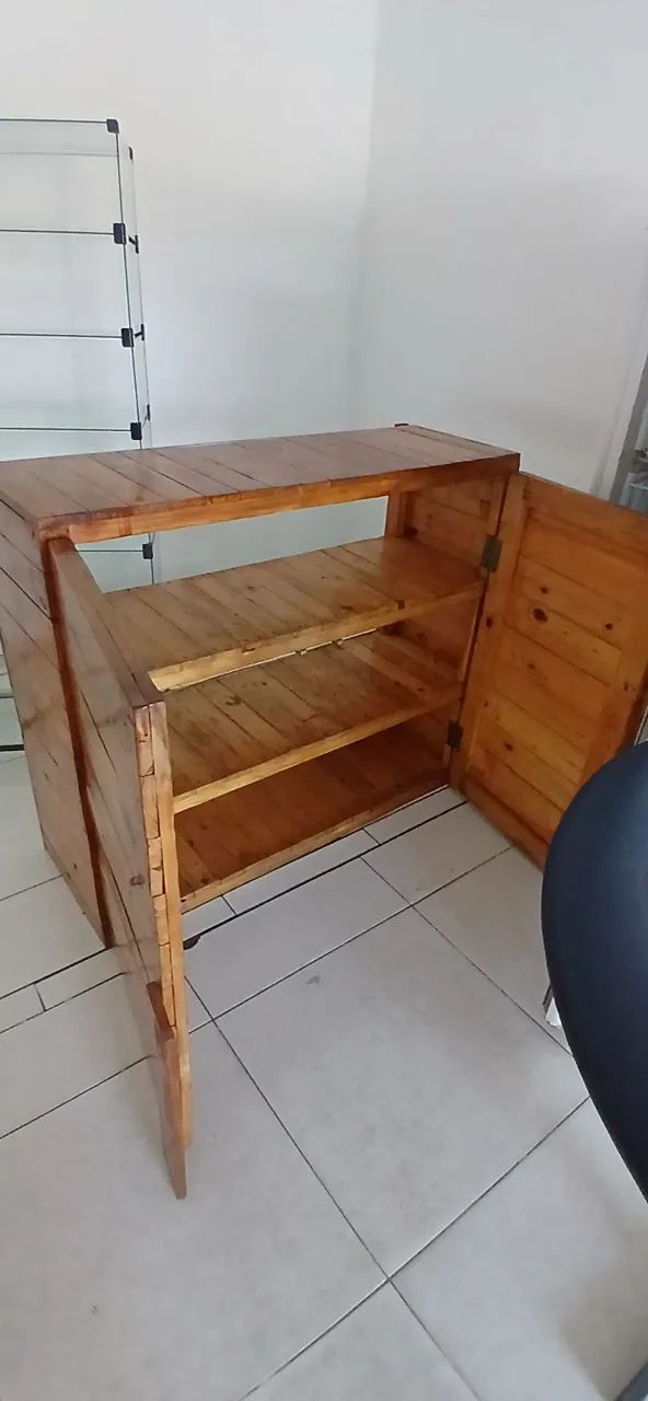 Balcão expositor com prateleira interna
