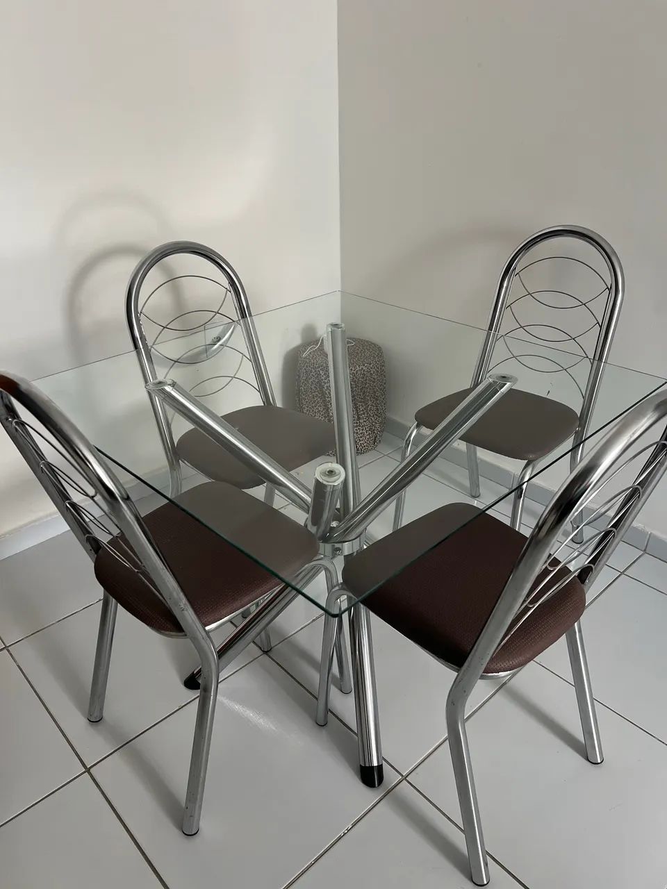 Mesa de inox com tampo de vidro + 4 cadeiras 