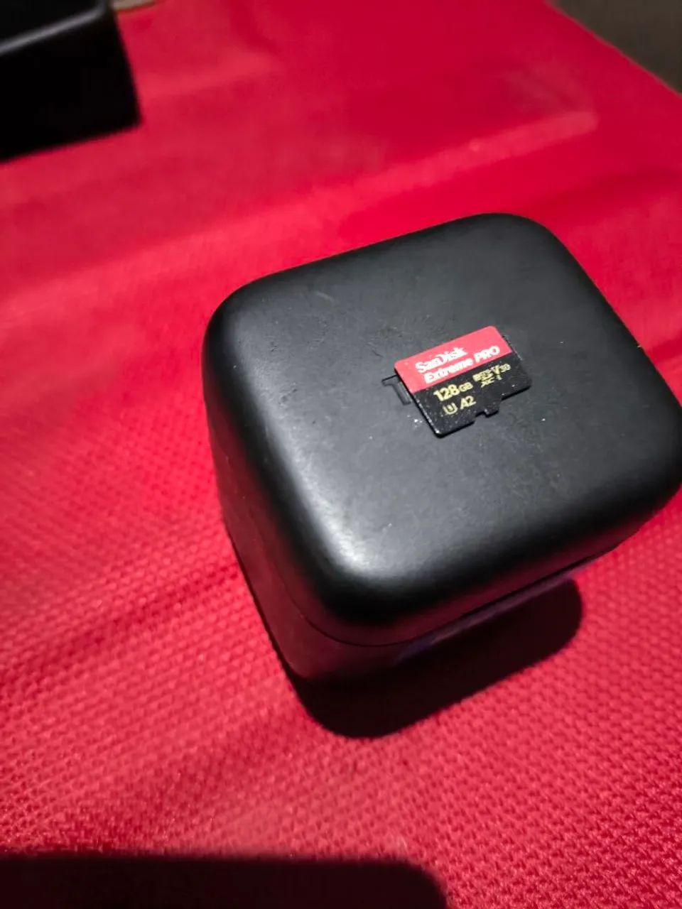 Go pro hero 10 com três baterias e cartão de memória 128 GB e carregador usado apenas 4 vz - Foto 4