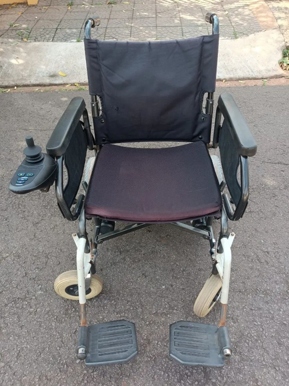 Vendo cadeira de rodas motorizada Ortomix - Foto 3