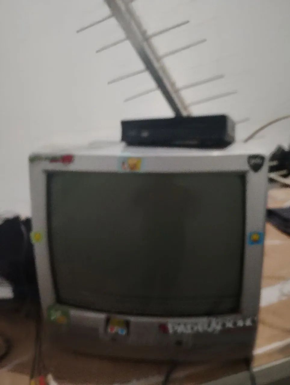 Tv 14 polegadas funcionando sem controle, conversor funcionando sem controle e antena 180$ - Foto 3