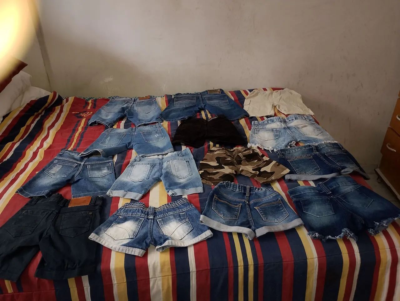 Vende-se shorts  e bermuda jeans cada peça 20 reais  - Foto 3