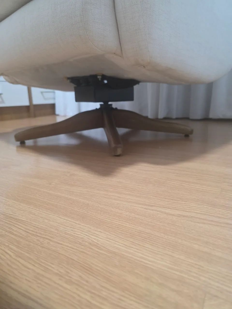 Cadeira amamentação com base de descaso, gira e balança.  - Foto 3