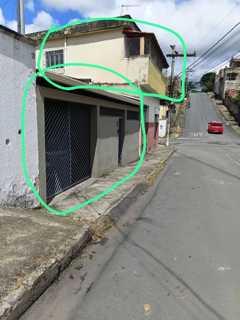 Vende-se este imóvel, com 3 casas e 6 lojas