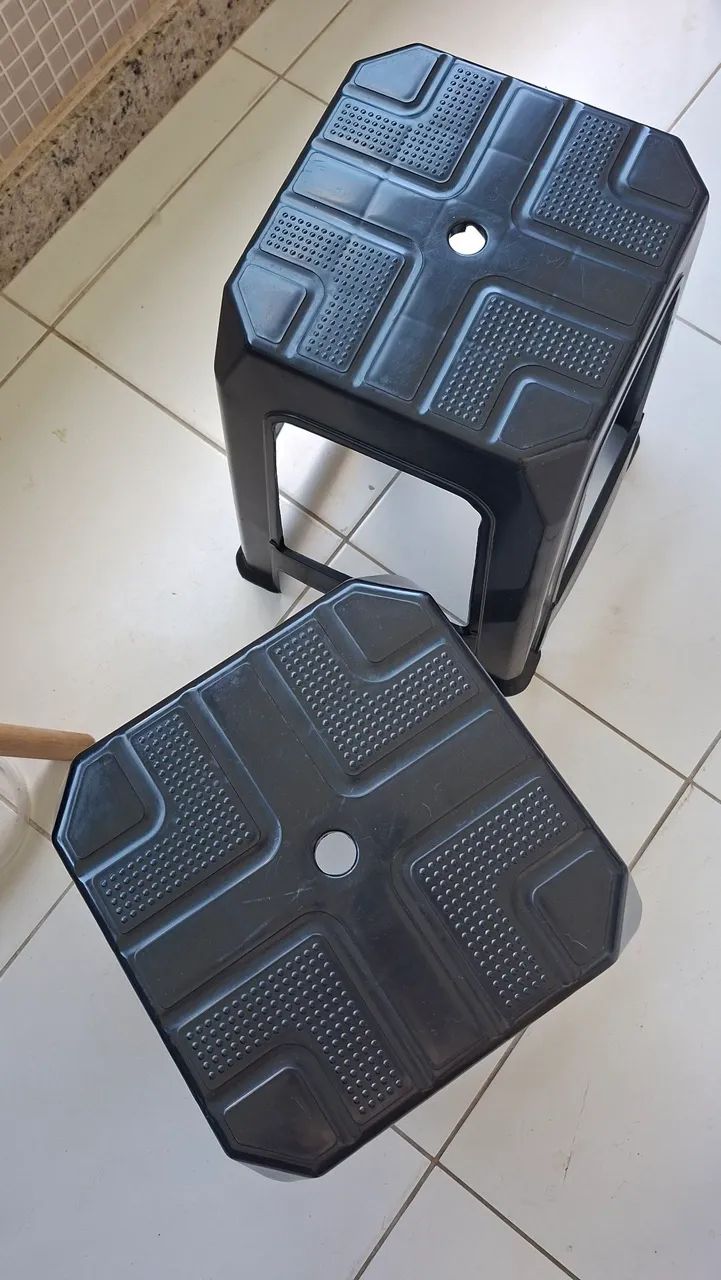 2 Banquinhos Plásticos Pretos - Ótimo Estado - Foto 2