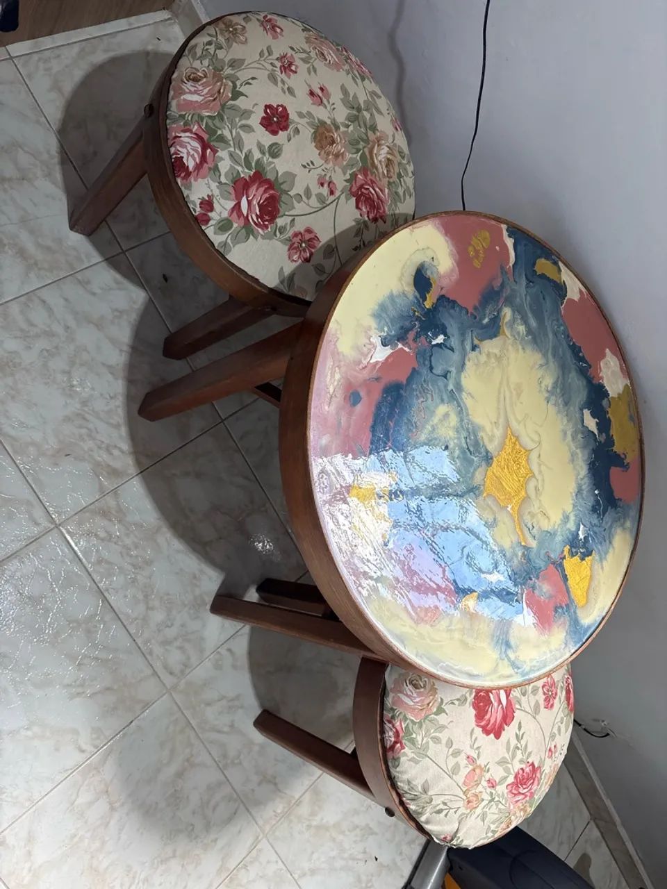CONJUNTO ALEMÃO MESA E BANCOS EM PERFEITO ESTADO - Foto 4