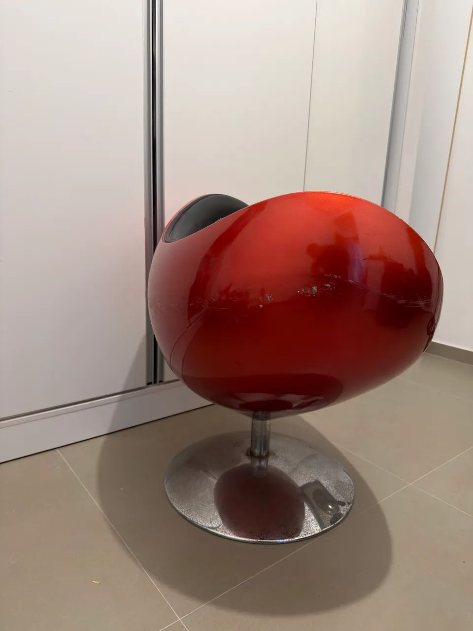 Cadeira Decorativa Estilo Egg / Ball Giratória - Vermelha e Preta - Foto 2