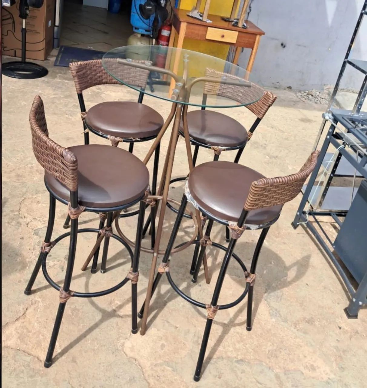 mesa de vidro com banquetas 