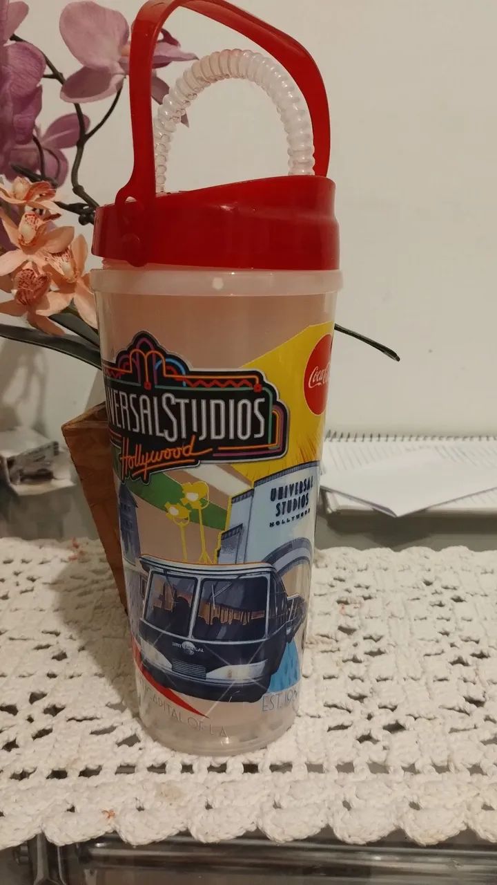 Copo temático com canudo 